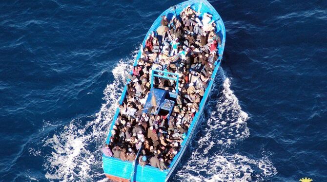Viele Flüchtlinge kommen aus Afrika auf überfüllten Booten nach Europa. Haben Woldehaimanot aus Eritrea hat die gefährliche Reis