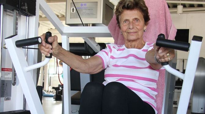 Barbara Müller hält sich durch regelmäßigen Sport fit – und Spaß macht’s auch.  FOTO: KOZJEK