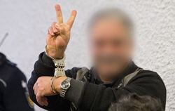 Der Angeklagte Ali Ö. zeigt im Oberlandesgericht in Stuttgart das Victory-Zeichen.