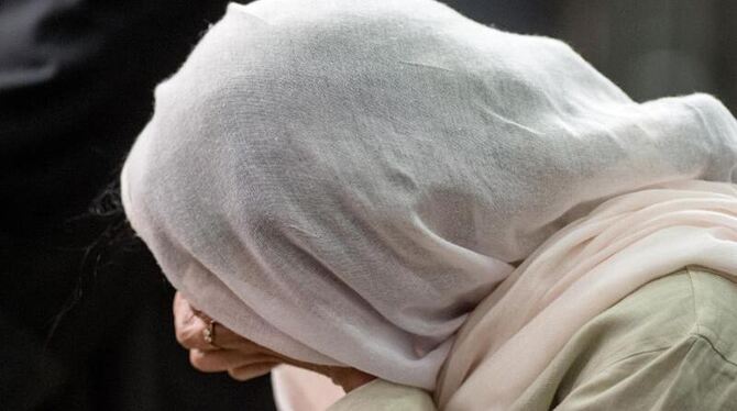 Die Angeklagte Shazia K. verbirgt ihr Gesicht unter einem Kopftuch. Foto: Boris Roessler