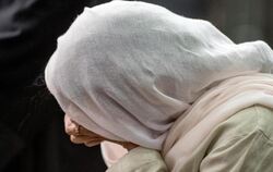 Die Angeklagte Shazia K. verbirgt ihr Gesicht unter einem Kopftuch. Foto: Boris Roessler
