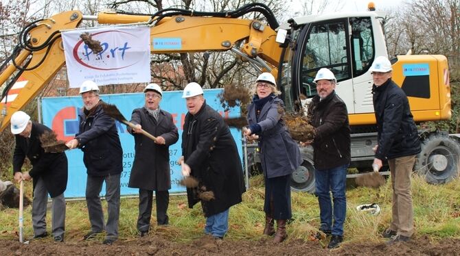 Mit dem Spatenstich fürs Tagesklinik-Zentrum »Echtaz« wurde gestern ein »Leuchtturmprojekt« in Angriff genommen. FOTO: SPIESS Mit dem Spatenstich fürs Tagesklinik-Zentrum »Echtaz« wurde gestern ein »Leuchtturmprojekt« in Angriff genommen. FOTO: SPIESS