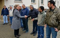 Händedruck und Zeit zum Zuhören: OB Barbara Bosch hieß die neuen Bewohner der Ypernkaserne willkommen. FOTOS: NIETHAMMER