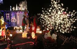 Noch bis zum 6. Januar brennen täglich von 17 bis 23 Uhr die Lichter am Haus im Lichtensteiner Dahlienweg.  FOTO: KOZJEK