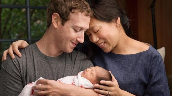 Familienglück: Mark und Priscilla Zuckerberg präsentieren ihr Töchterchen. Foto: Courtesy Of Mark Zuckerberg Familienglück: Mark und Priscilla Zuckerberg präsentieren ihr Töchterchen. Foto: Courtesy Of Mark Zuckerberg