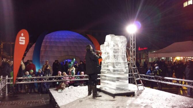 Beeindruckende Arbeit: Nur mithilfe einer Axt fertigte ein Künstler bei der langen Einkaufsnacht auf dem Marktplatz aus einem Ei Beeindruckende Arbeit: Nur mithilfe einer Axt fertigte ein Künstler bei der langen Einkaufsnacht auf dem Marktplatz aus einem Ei