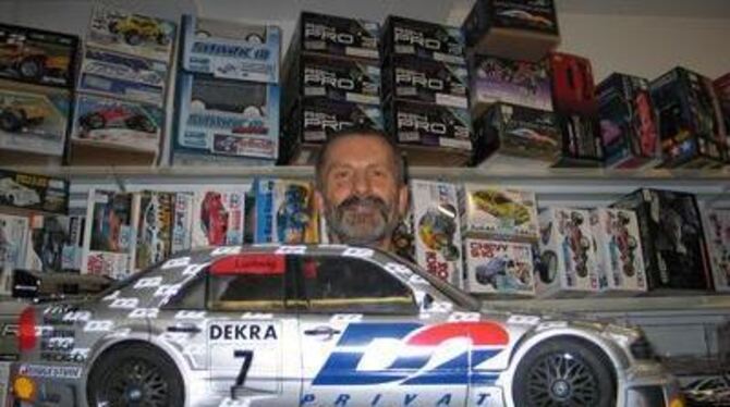 Ganz schön groß: Peter Doller zeigt ein Modell im Maßstab 1:5, wie sie am Wochenende laut und schnell in Dußlingen am Start sind