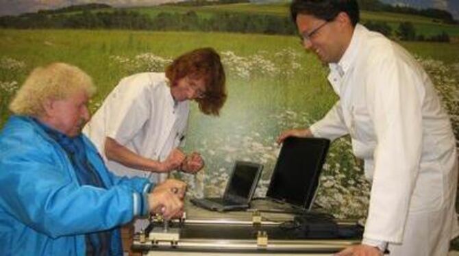 Die Arbeit am »Batrac«-Gerät hat Helmut Herröder (links) geholfen, seinen linken Arm wieder beweglich zumachen. Andr