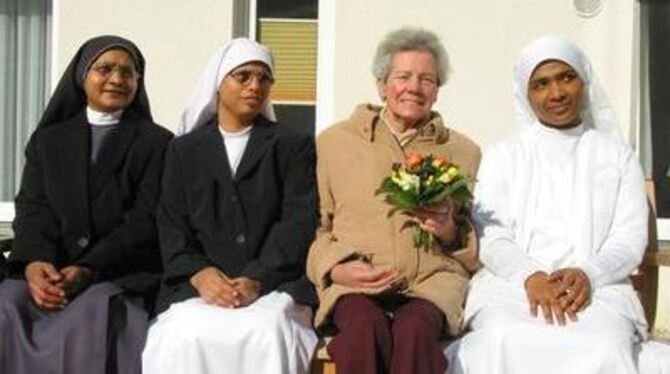 Schwestern aus Inden arbeiten jetzt im Eninger Seniorenzentrum (von links): Sidhi, Saphallya mit Heimbewohnerin Paula Mahlknecht
