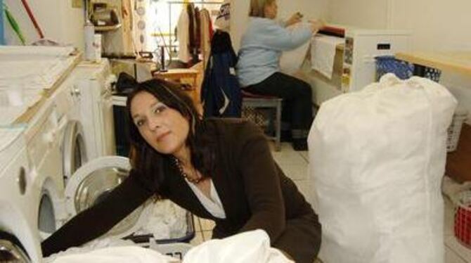 Hat ein Händchen für heiße Eisen: Sandra De Franceschi betreibt einen Wasch- und Mangelservice in der Altstadt und wird dabei ta