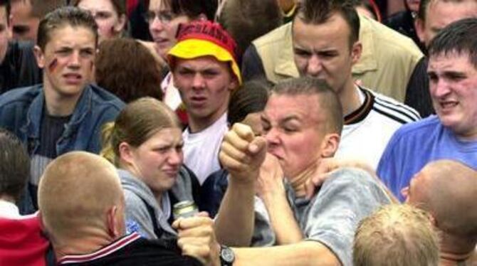 Beim Thema Gewalt denken viele zuerst an prügelnde Fußball-Fans. Doch die WM verlief weitgehend friedlich. Sorgen bereitet den B