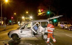 Ein Unfallfahrzeug steht nach dem mutmaßlichen Straßenrennen zweier junger Männer auf einer Kreuzung in Karlsruhe.