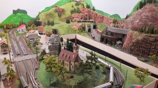 Jede Felswand und viele Gebäude sind Marke Eigenbau, die digitale Ausrüstung der Loks und Waggons ist selbst entwickelt.
