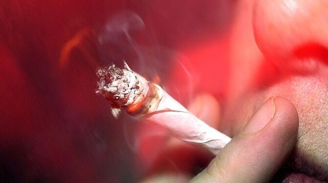 Ist Kiffen cool? Kiffen ist ganz häufig der Einstieg in eine Drogen-Karriere, sagen Fachleute und Konsumenten.  FOTO: DPA