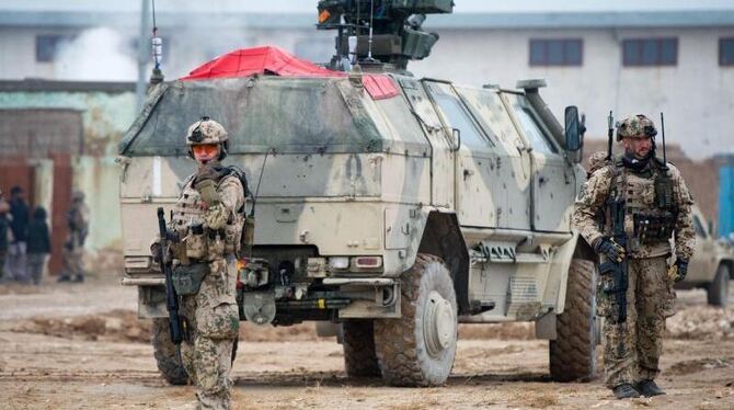 Bundeswehrsoldaten sichern in Masar-i-Scharif eine Straße.
