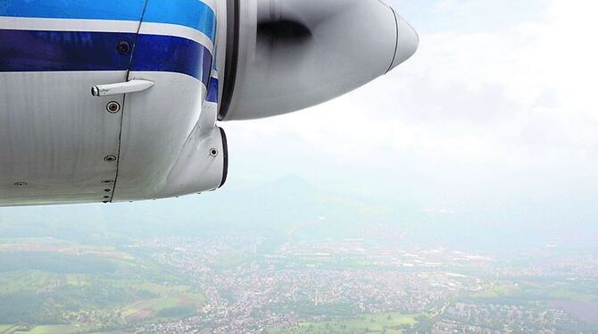 Steilkurven über Reutlingen: Hagelflieger »P68« im Einsatz.  GEA-FOTO: CONZELMANN