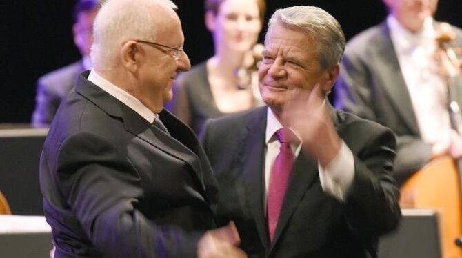 Bundespräsident Joachim Gauck und der israelische Staatspräsident Reuven Rivlin eröffnen in der Israeli Opera in Jerusalem de