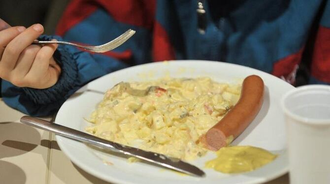 Bockwurst mit Kartoffelsalat - dieses Gericht kommt in jedem vierten deutschen Haushalt auf den Tisch. Foto: Hendrik Schmidt/