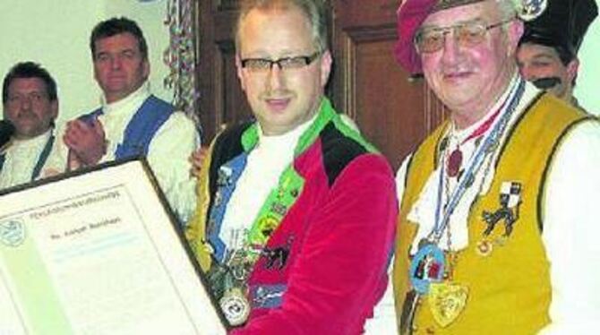 Dr. Done, alias Dr. Anton Burkhart, erhielt von Bürgermeister Holger Jerg das Silberne Ehrenschild der Stadt Gammertingen.
FOT