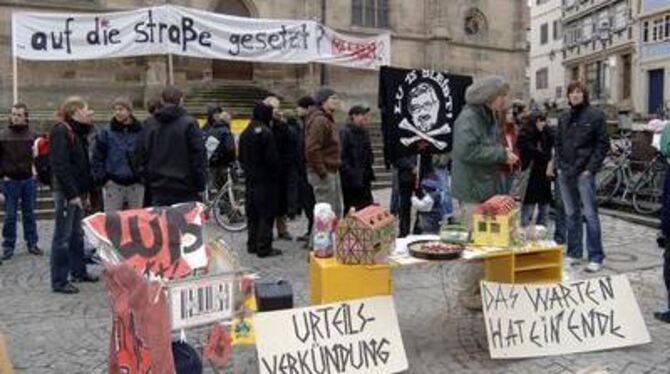 Unzufrieden mit der Entscheidung der Richterin: Die Bewohner und Unterstützer bei einer spontanen Demo am Nachmittag in Tübingen
