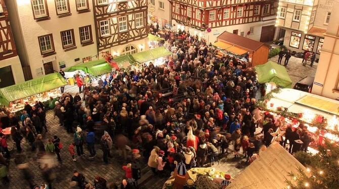 Nikolausbesuch auf dem Trochtelfinger Weihnachtsmarkt.