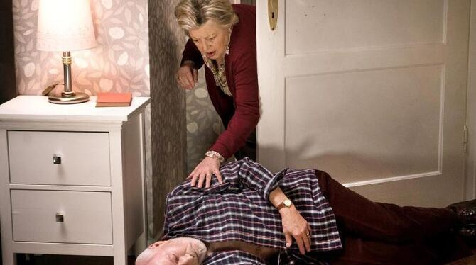 Helga Beimer (Marie-Luise Marjan) findet den leblosen Körper ihres Mannes Erich (Bill Mockridge) im Schlafzimmer - Szene aus