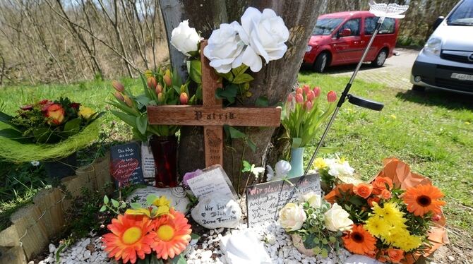 Eine Gedenkstätte mit Grablichtern, Blumen und Bilder für den in Neuenburg getöteten jungen Mann.