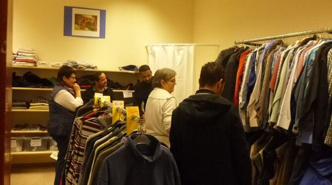 Freundliche Beratung gehört zum Angebot in der Kleiderkammer dazu. FOTO: KELLER