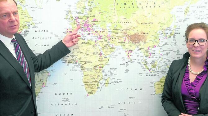 Yvonne Brockhaus und IHK-Hauptgeschäftsführer Wolfgang Epp zeigen auf einer Karte die Herkunftsländer der betreuten Fachkräfte.