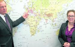 Yvonne Brockhaus und IHK-Hauptgeschäftsführer Wolfgang Epp zeigen auf einer Karte die Herkunftsländer der betreuten Fachkräfte. 
