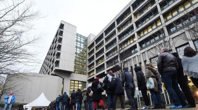 Andrang beim NSU-Prozess: Die mutmaßliche Neonazi-Terroristin Zschäpe will ihr mehr als zweieinhalbjähriges Schweigen brechen Andrang beim NSU-Prozess: Die mutmaßliche Neonazi-Terroristin Zschäpe will ihr mehr als zweieinhalbjähriges Schweigen brechen