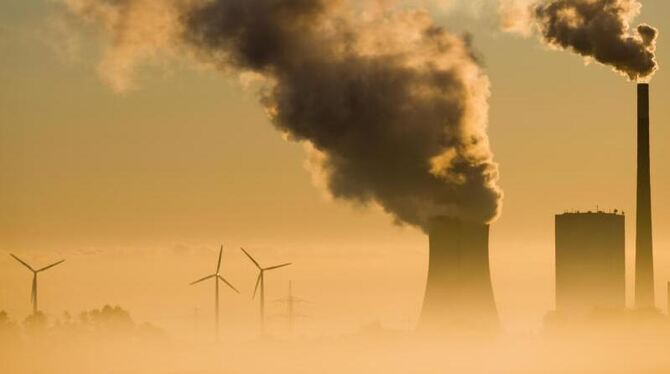 Alte und neue Energie: Das Kohlekraftwerk Mehrum und Windräder produzieren im Landkreis Peine Strom. Foto: Julian Stratenschu