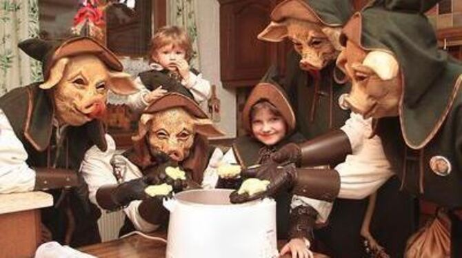 ndlich wird das Geheimnis gelüftet, wie die Ranzenpuffer ihre »Sau-Küchle« fabrizieren: Finn (hinten) rätselt noch, seine Schwes