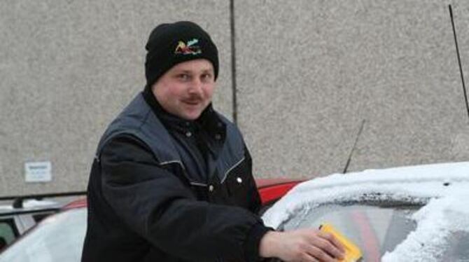 GEA-Fuhrparkleiter Frank Frey muss jeden Tag viele Autos von Eis und Schnee befreien. Vor seinen kritischen Augen bestehen nur w