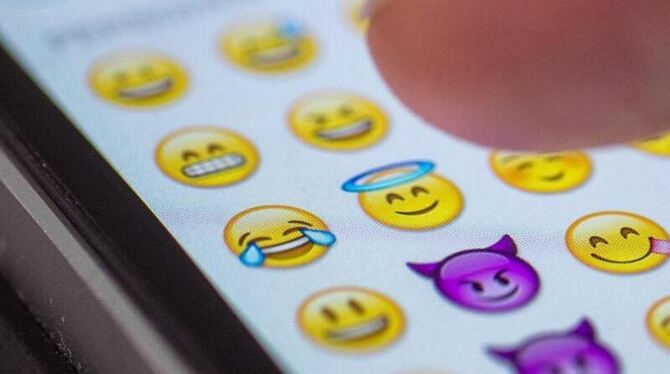 Das Emoji des Jahres lacht und weint vor Freude. Foto: Matthias Balk