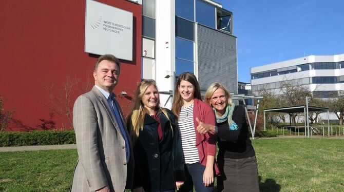 WPR-Intendant Cornelius Grube (links), die Leiterinnen des Jungen Forums Sophie Ammer und Johanna Schwille und WPR-Pressespreche