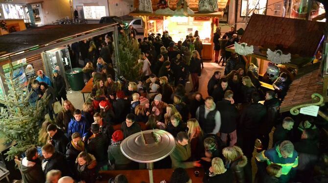 Aufgrund der verlängerten Öffnungszeiten am Albtorplatz wird das Nikolaus-Dorf zum Treffpunkt für Jung und Alt. Bis gegen 22 Uhr