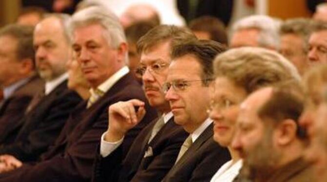 Mit Reutlinger Kommunal- und Landespolitikern in einer Reihe: Frank-Jürgen Weise (dritter von rechts) zwischen Barbara Bosch und