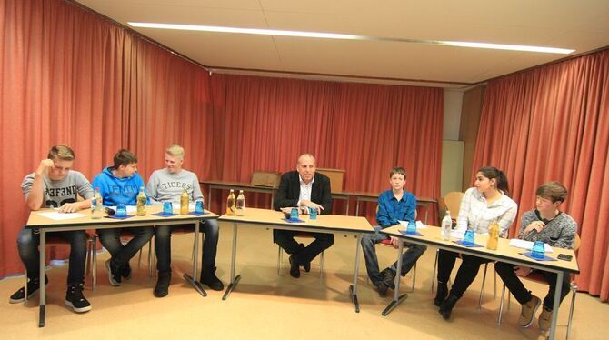 Podiumsdiskussion mit dem LKA-Mann: Die Schüler stellten dem Terrorismus-Experten viele gute, ernste Fragen. FOTO: FINK