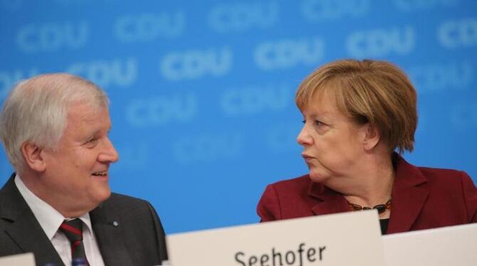 Kanzlerin Merkel begrüßt CSU-Chef Seehofer in Karlsruhe. Foto: Michael Kappeler