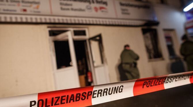 Polizeiabsperrband ist nach einem Feuer im Haus der Türkisch Islamischen Union in Stuttgart-Feuerbach angebracht worden, während