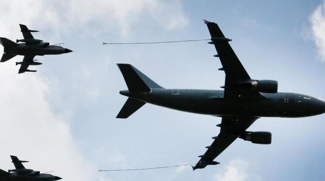 Ein Tankflugzeug und zwei Tornados der Bundeswehr im Formationsflug: Die Bundeswehr in ist in den Luftkrieg gegen den IS eing