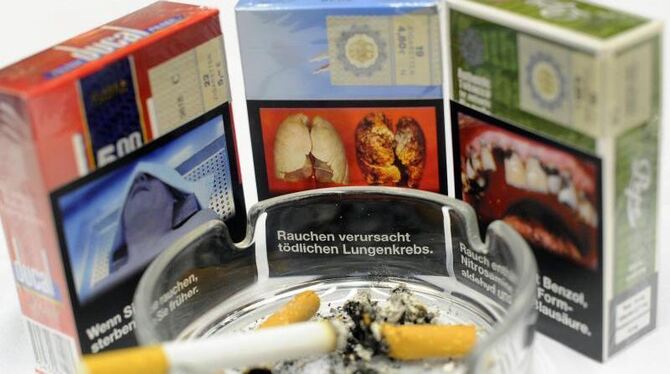 Von Mai 2016 an sollen zwei Drittel von Zigaretten- und Drehtabak-Verpackungen für kombinierte Warnbilder und aufklärende Tex