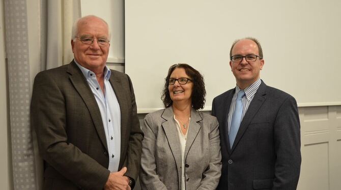 Dr. Ulrich Zimmermann (FWV) und Christina Baumgärtel (CDU) sind von Bürgermeister Michael Schrenk offiziell aus dem Gemeinderat