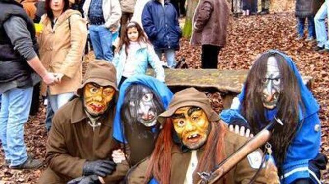 Abstauben im Wald: Hannikel Arm in Arm mit Krum-Hexen. GEA-FOTO: HD