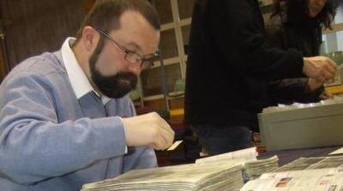 Schatzsucher: Briefmarkensammler beim Trochtelfinger Großtauschtag. FOTO: DÜRR