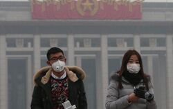 Immer mehr Menschen wappnen sich in der chinesischen Hauptstadt mit Atemmasken gegen den allgegenwärtigen Smog. Foto: Wu Hong