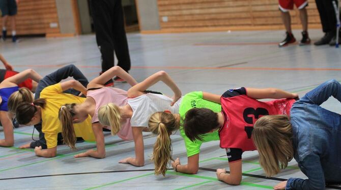 Konzentration: Tigers-Center Mahir Agva gibt beim Wurf-Contest alles und versenkt gekonnt einen Ball nach dem anderen.