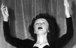 Edith Piaf bei einem Auftritt im Jahr 1949. Foto: Leon Hoffmann