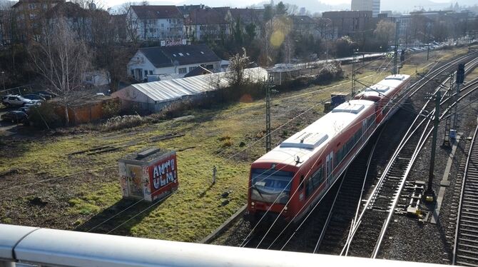 Links der Bahngleise erstreckt sich 1,25 Hektar städtischer Grund, den Fair-Energie beansprucht. GEA-FOTOS: CONZELMANN